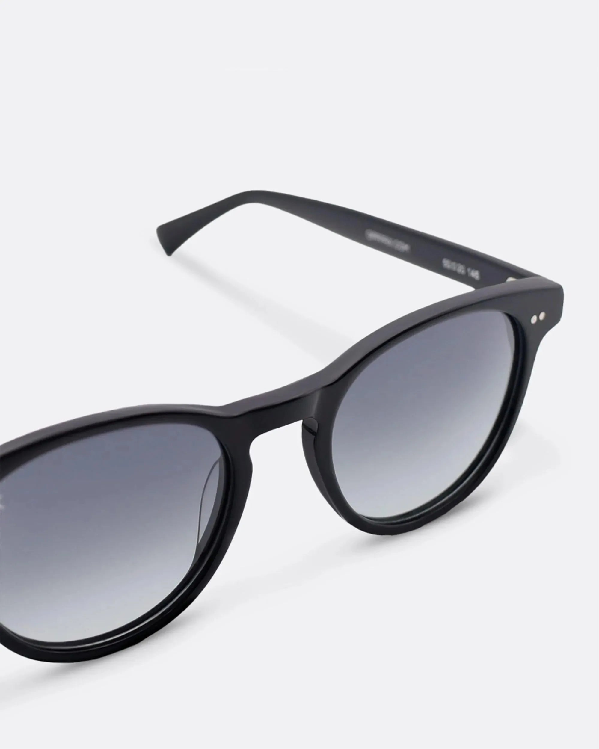 01 - BLACK sunglasses by OFFPRIX made of Italian Mazzucchelli™ acetate with ZEISS™ gradient polarized lenses