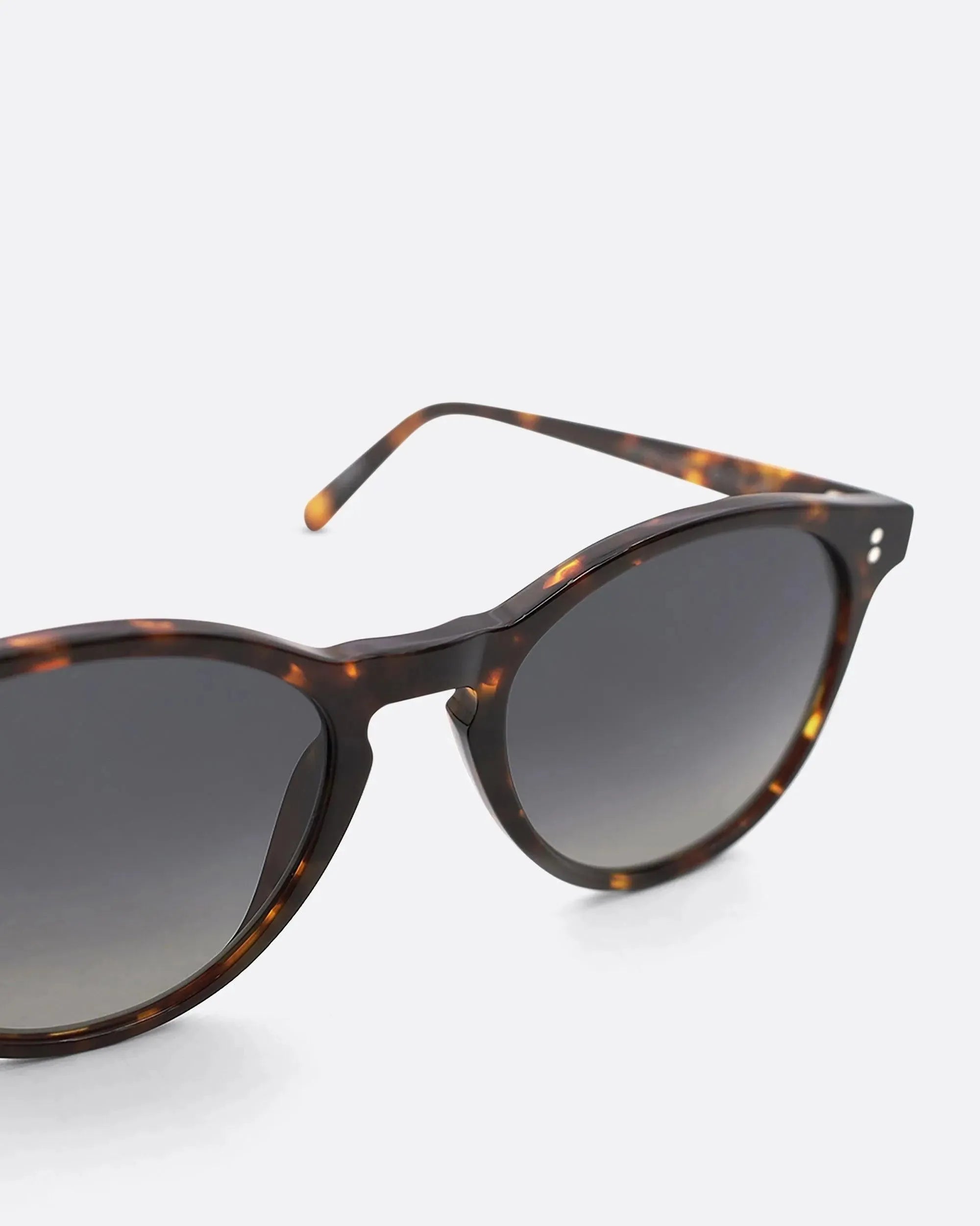 03 - TORTOISE GREY sunglasses by OFFPRIX made of Italian Mazzucchelli™ acetate with ZEISS™ gradient polarized lenses