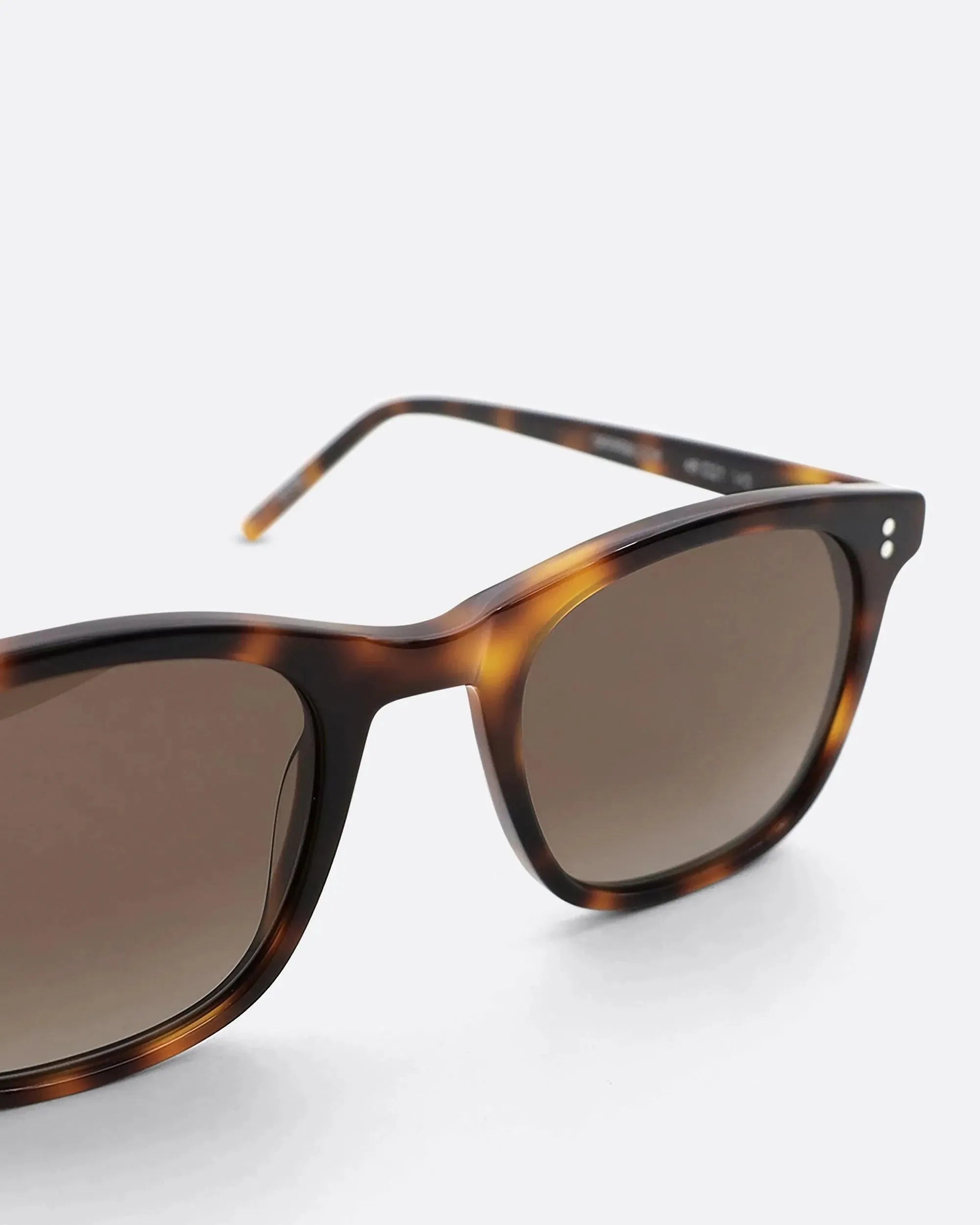 04 - TORTOISE BROWN sunglasses by OFFPRIX made of Italian Mazzucchelli™ acetate with ZEISS™ gradient polarized lenses